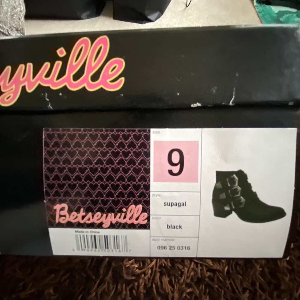 Betseyville Supagal Triple Buckle Booties — size 9 - Picture 4 of 6